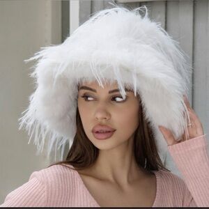 😍Chic White Fluffy Ultra-Soft Faux Fur Winter Bucket Hat